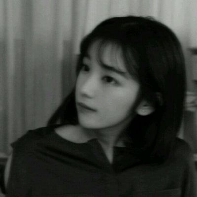 黑白照片头像 悲伤女生黑白图片