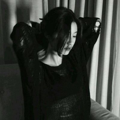 黑白照片头像 悲伤女生黑白图片