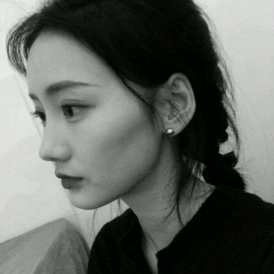 黑白照片头像 悲伤女生黑白图片