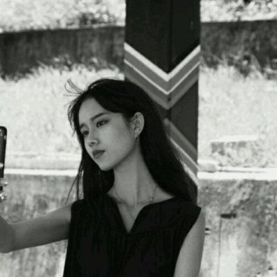 黑白照片头像 悲伤女生黑白图片