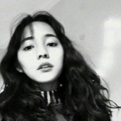 黑白照片头像 悲伤女生黑白图片