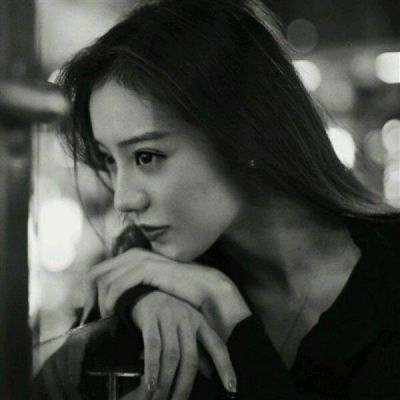 黑白照片头像 悲伤女生黑白图片