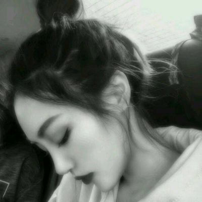 黑白照片头像 悲伤女生黑白图片