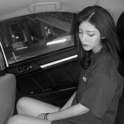 伤感的qq头像女 女生头像黑白孤独伤感