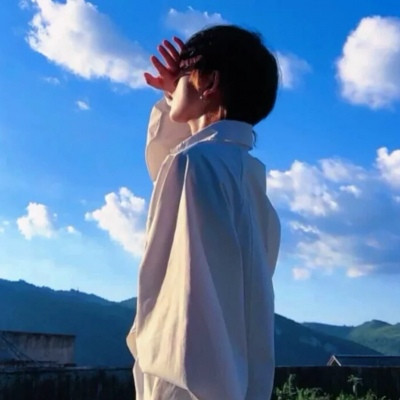 真人酷帅风格男头像高冷范拿着小雏菊的男生头像图片