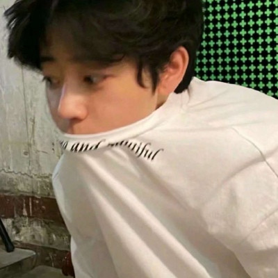 真人酷帅风格男头像高冷范拿着小雏菊的男生头像图片