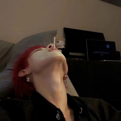 真人酷帅风格男头像高冷范拿着小雏菊的男生头像图片