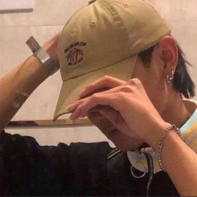 网红气质高冷帅气带芦苇枯草男生头像图片