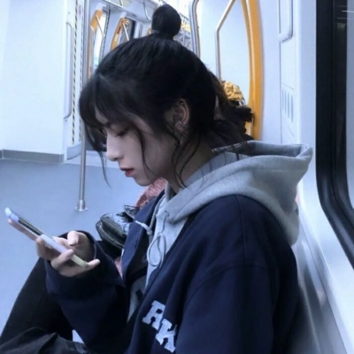 带文字的头像伤感女生图片