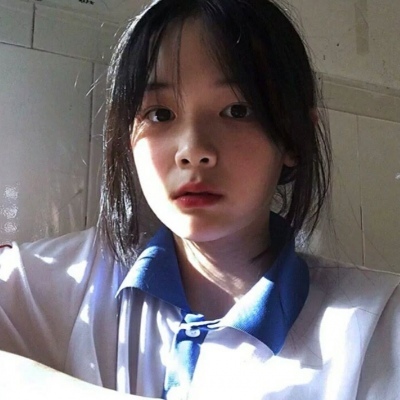 带文字的头像伤感女生图片
