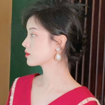 qq头像女生手捧玫瑰花图片