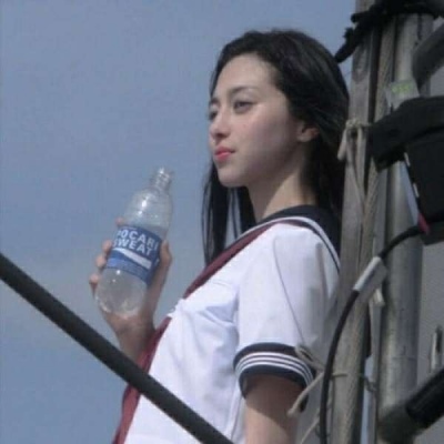 qq头像女生手捧玫瑰花图片