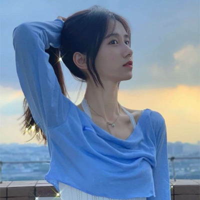 qq头像女生手捧玫瑰花图片