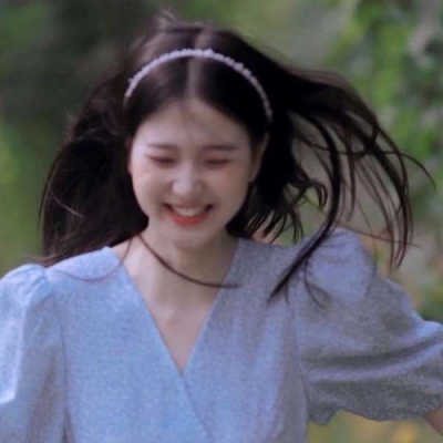 qq头像女生手捧玫瑰花图片