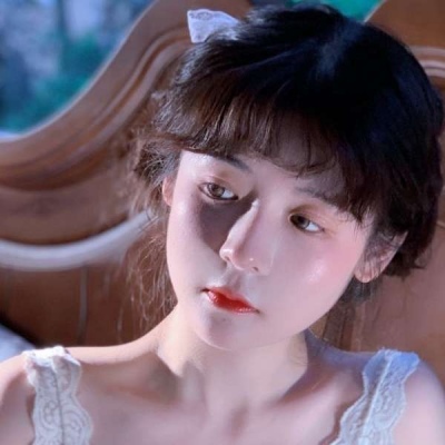 qq头像女生手捧玫瑰花图片