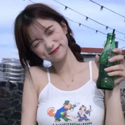 qq头像女生手捧玫瑰花图片