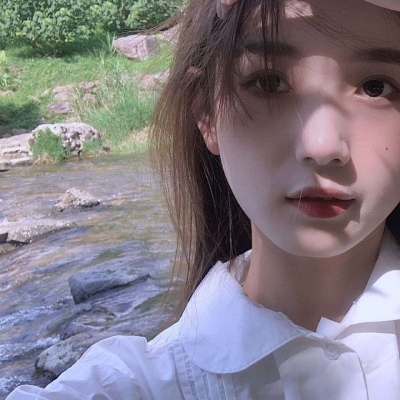 qq头像女生手捧玫瑰花图片