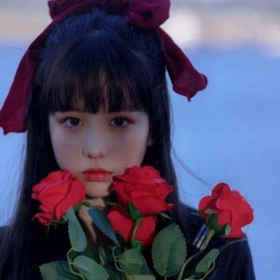 qq头像女生手捧玫瑰花图片