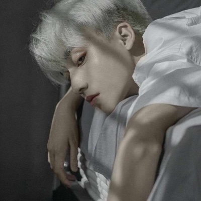 白色禁欲系男生头像真人版高清图片情头图片