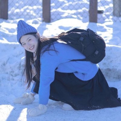 女生黑色衣服高冷头像