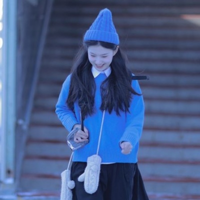 女生黑色衣服高冷头像