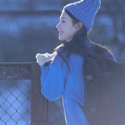 女生黑色衣服高冷头像