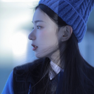 女生黑色衣服高冷头像
