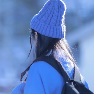 女生黑色衣服高冷头像