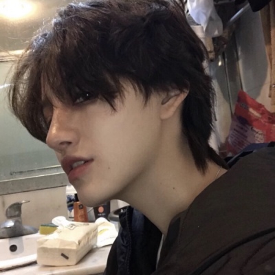渣男必备的QQ霸气带雨伞的头像男生动漫图片