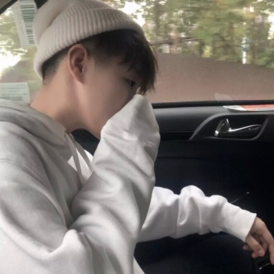 渣男必备的QQ霸气带雨伞的头像男生动漫图片