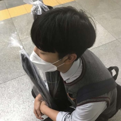 渣男必备的QQ霸气带雨伞的头像男生动漫图片