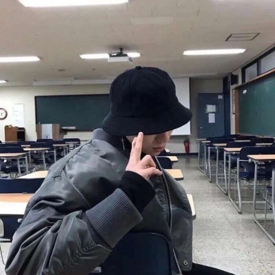 渣男必备的QQ霸气带雨伞的头像男生动漫图片