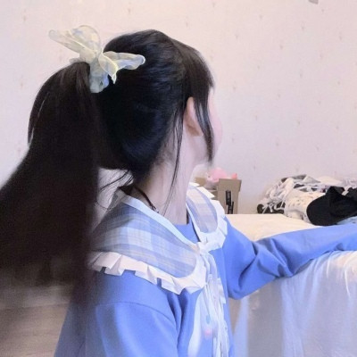 黑色衣服女生头像清新