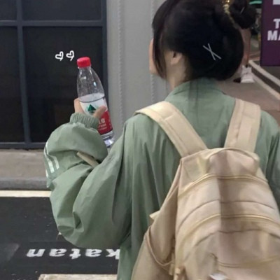 黑色衣服女生头像清新