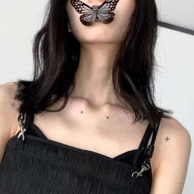 黑色衣服女生头像清新