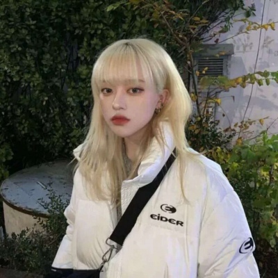 优质好看的2021超火女生头像加白边图片