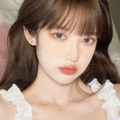优质好看的2021超火女生头像加白边图片