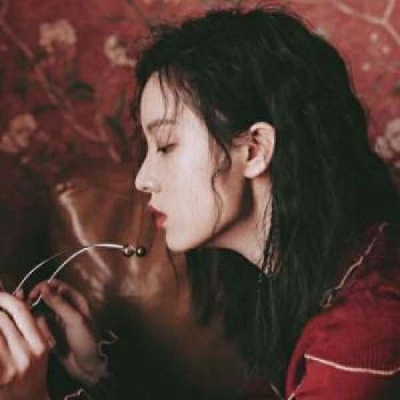 高清红色的2021年微信本命年头像黑白长腿女神头像女生图片