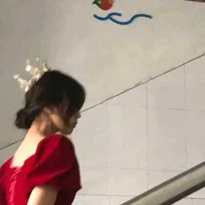 高清红色的2021年微信本命年头像黑白长腿女神头像女生图片