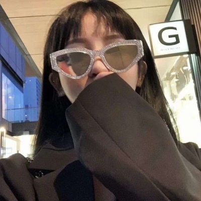 微信头像2021最新的帮女生吹头发的动漫头像图片