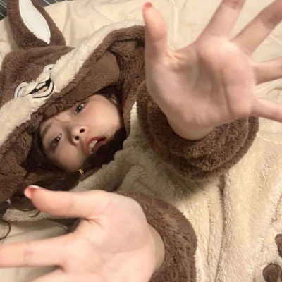 微信头像2021最新的帮女生吹头发的动漫头像图片