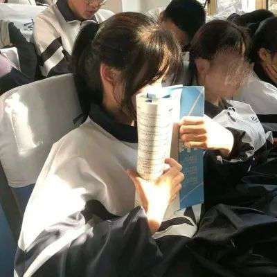 微信头像2021最新的帮女生吹头发的动漫头像图片