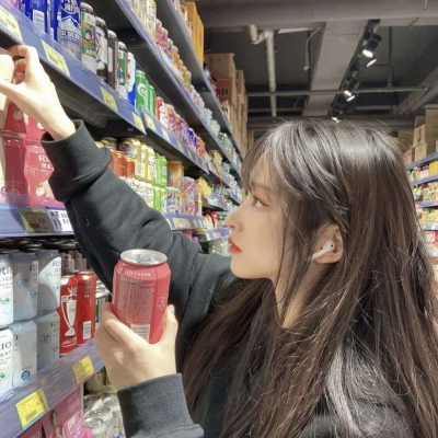 微信头像2021最新的帮女生吹头发的动漫头像图片