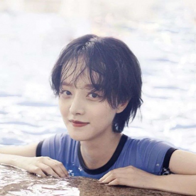 微信头像2021最新的帮女生吹头发的动漫头像图片