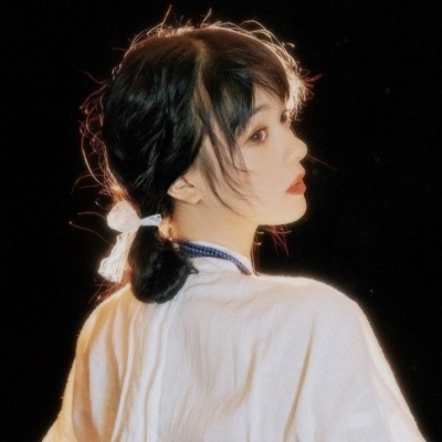左右有白边的女生头像