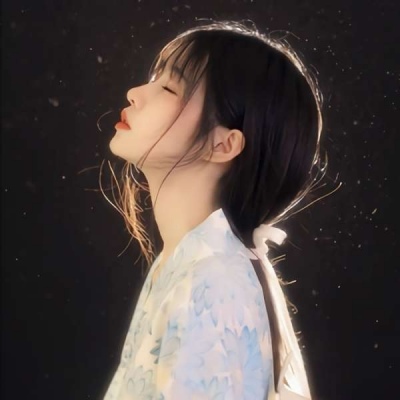 左右有白边的女生头像