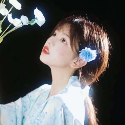 左右有白边的女生头像