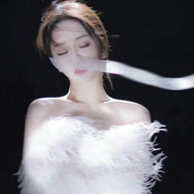 左右有白边的女生头像
