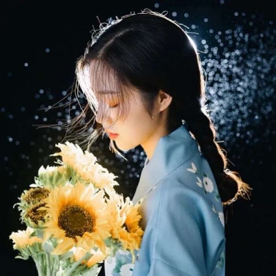左右有白边的女生头像