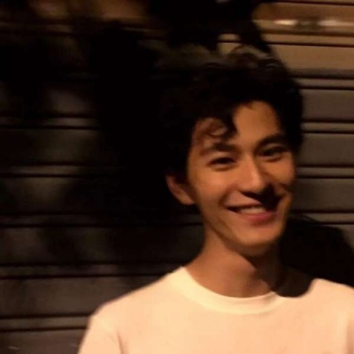 ins超火的潮流拿着花的男生头像Q图片